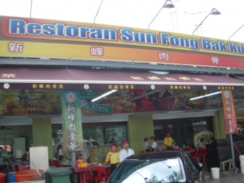 地元の人たちに混じっての朝ご飯。マレーシア気分がぐんと高まります