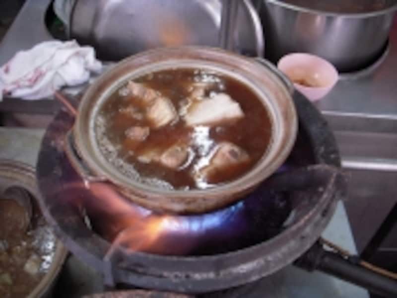 ぐつぐつと煮込んだ豚スペアリブは、とても柔らか。ご飯にかけてお茶漬け感覚で頂きます