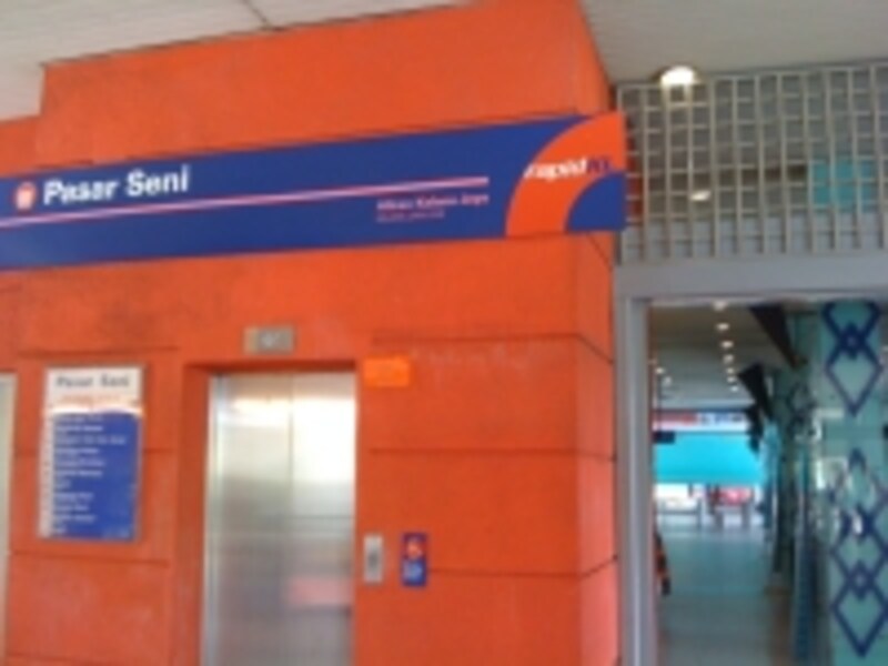 プトラLRTは、2両だけからなる小さな電車。こちらの駅から乗ります