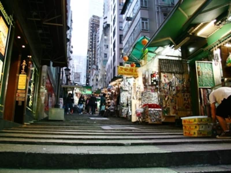 どんどん上っていくとおしゃれなカフェやバーがある