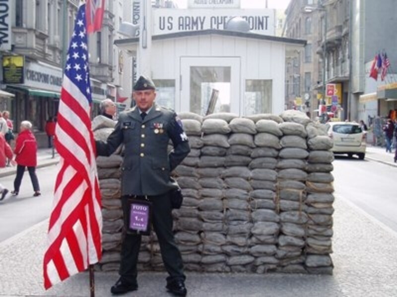 チェックポイント・チャーリー。なんちゃって米兵さんと記念撮影サービスもあります