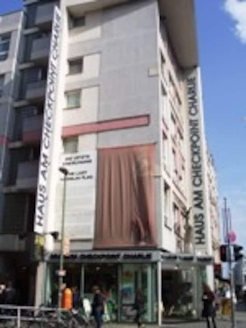 検問所隣の壁博物館