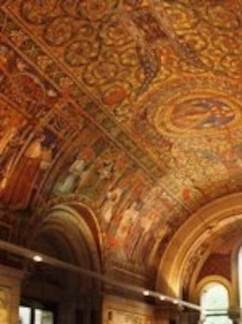 黄金色がまぶしい内部の記念ホール