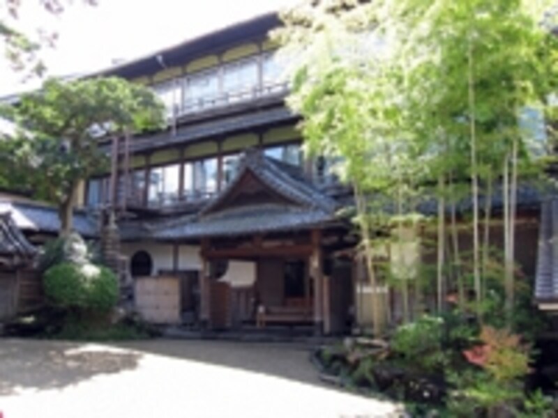 建物と庭園に心が奪われる菊水楼本館の玄関