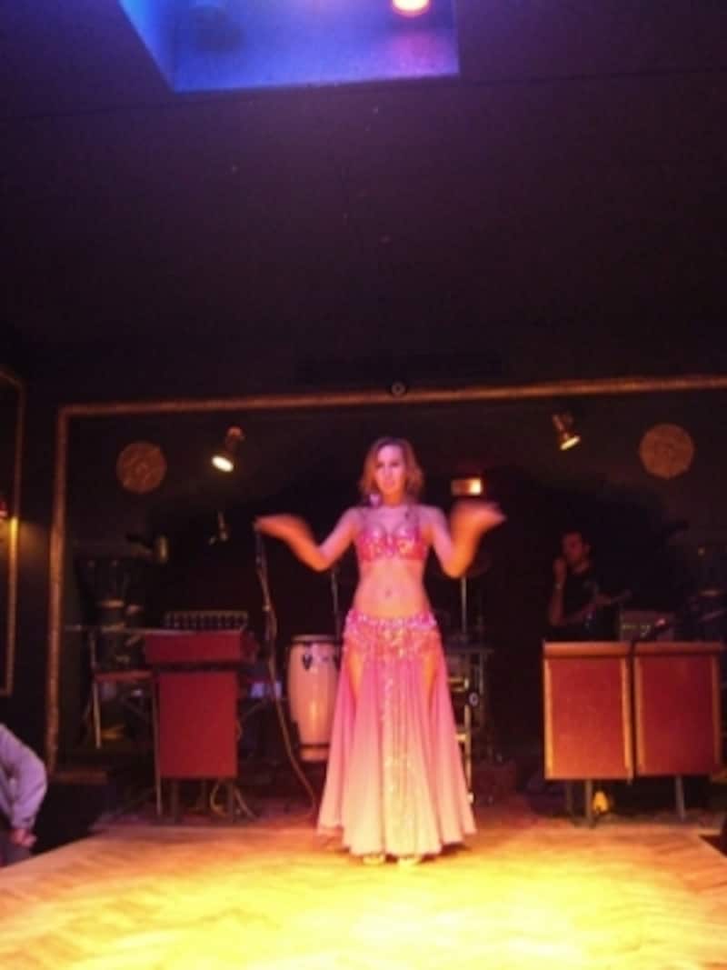 ケレバンサライで踊るアセナはトルコのテレビでもおなじみの有名ダンサー