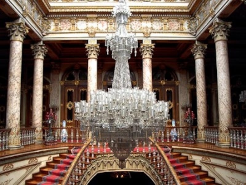 階段の広間にあるバカラ製シャンデリアは、宮殿で2番目の大きさで2.5トン