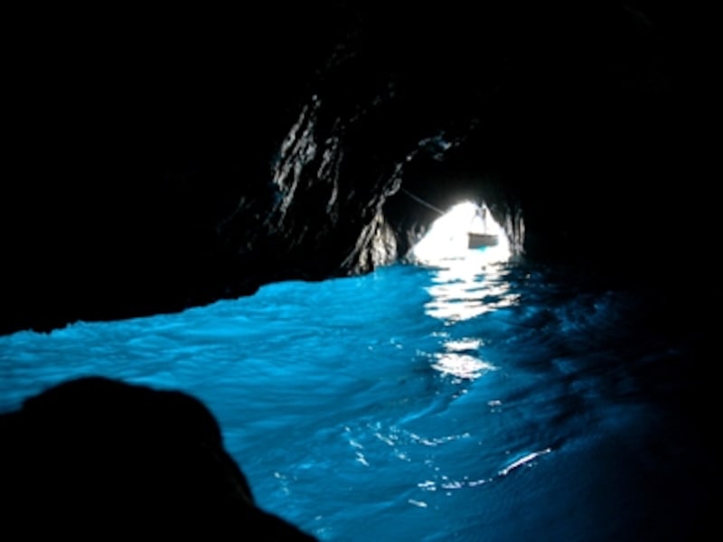 イタリア有数の観光地として有名になった、カプリ島・青の洞窟。満潮だったり波が高かったりすると洞窟内に入ることができないため、観光ボートは出港しない。確実に見学するなら数日を用意したい