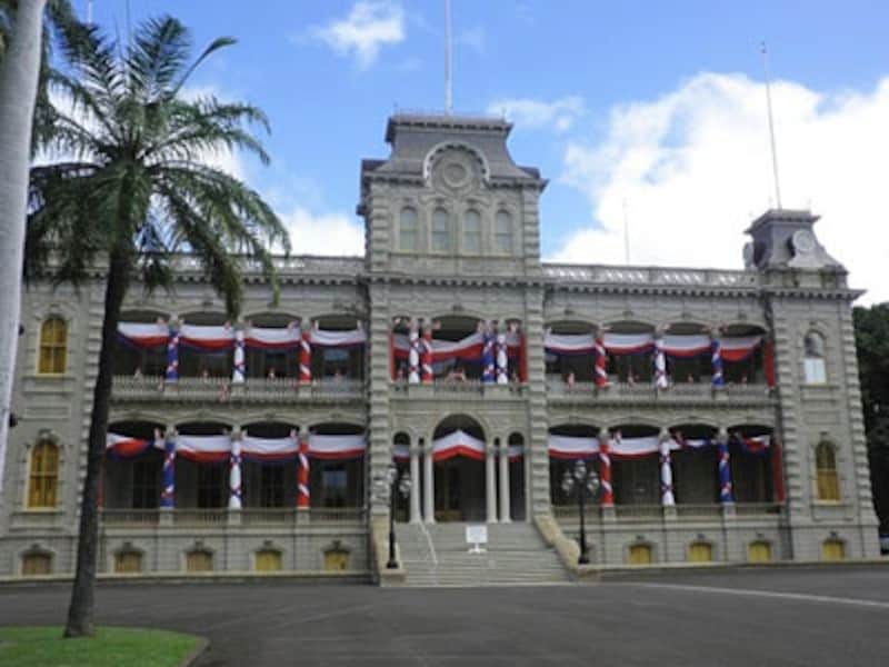 ダウンタウン観光のメイン、イオラニ宮殿。ハワイ王国7代目の王カラカウアによって建てられたハワイ初の電話、電気、水洗トイレを完備した豪華な公邸