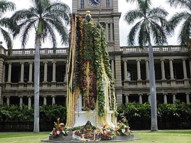 ハワイの英雄、カメハメハ大王の像。毎年6月には大王の誕生を祝い、銅像に長いレイが掛けられる