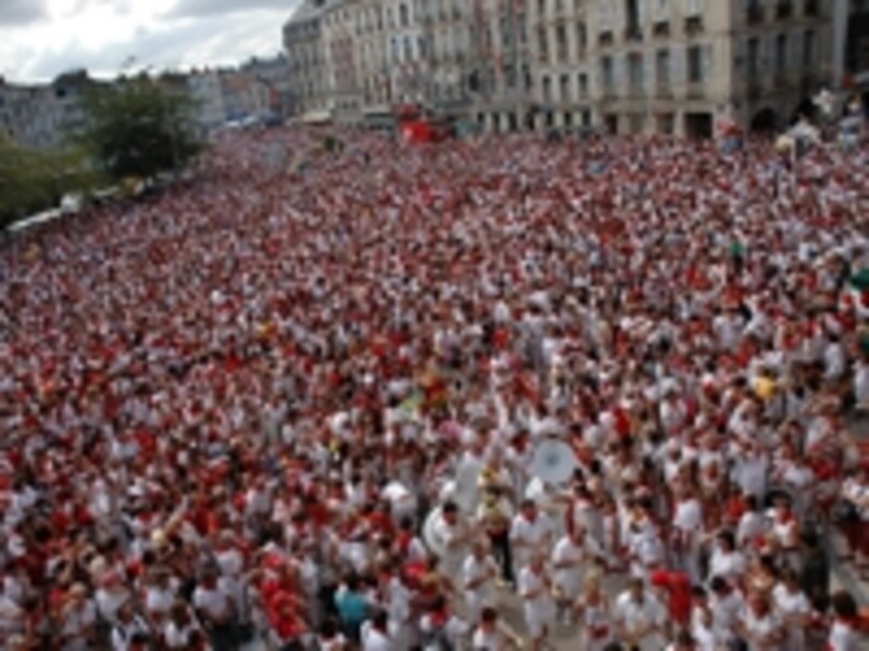 バスクカラーの白と赤をまとった人で溢れかえる © ATOUT FRANCE/C. Cincet