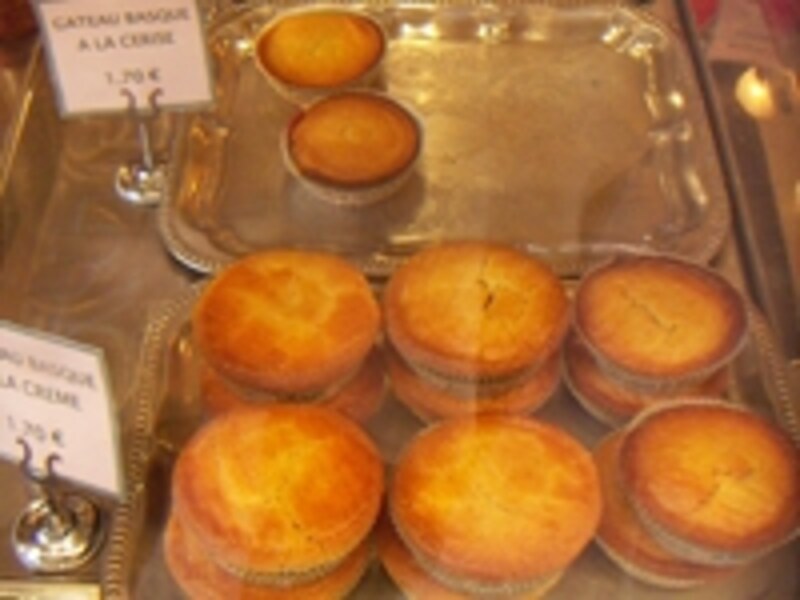 ガトーバスクは黒サクランボとクリームの2種類