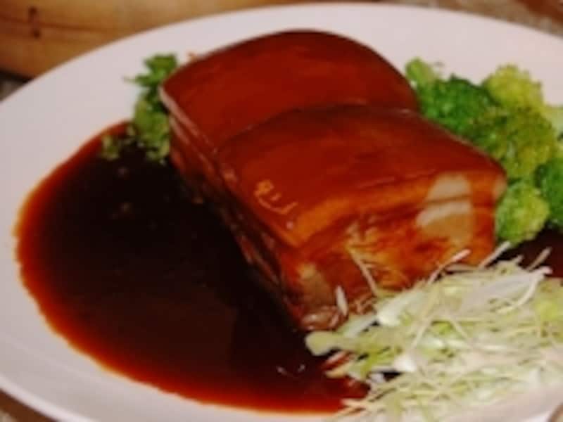 豚の角煮は貝の形の蒸しパンにはさんで食べます