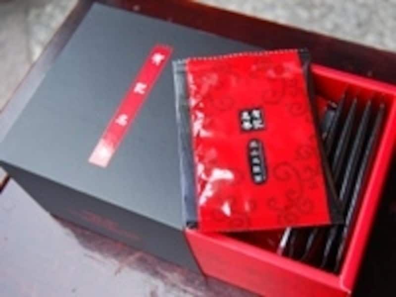 赤と黒のスタイリッシュなパッケージはお土産に最適