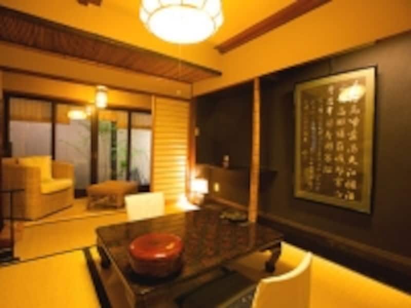 奥に品のよい坪庭も備わった６畳一間の客室