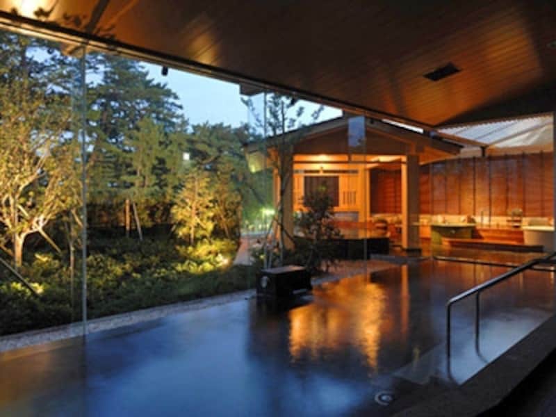 庭園露天風呂には2つのかけ流しの湯船も