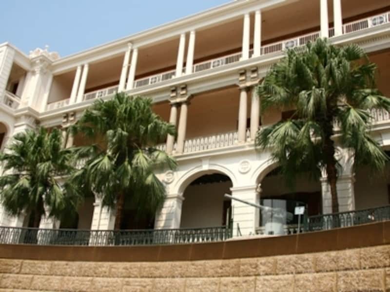 コロニアルな建物のレストランではイングリッシュブレックファーストもいただける