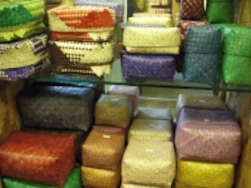 色とりどりの籠にお土産を入れて。小さいものは5リンギットから