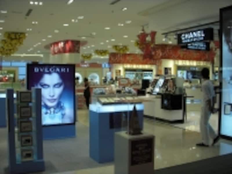 PAVILION内のコスメコーナーは、そうそうたるブランドがずらり