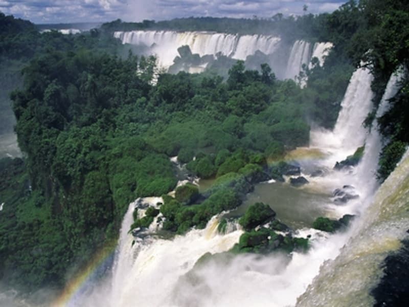 アルゼンチン側からイグアスの滝をぐるりと望む。手前がボセッティ滝　©牧哲雄