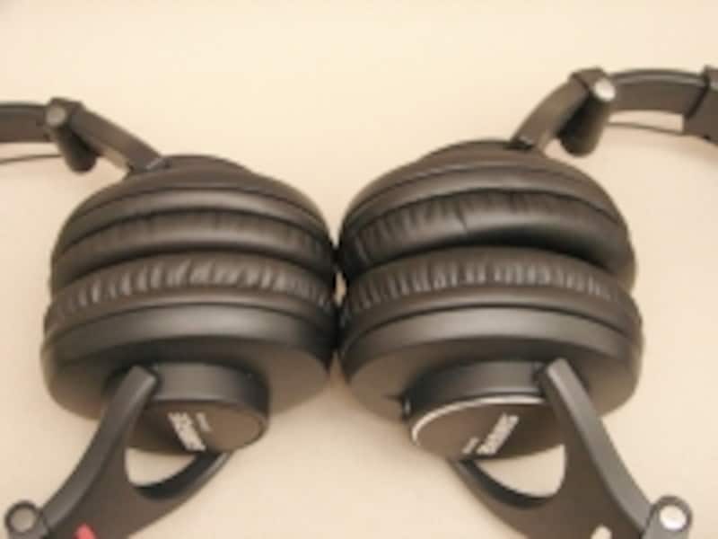左がSRH440。右がSRH840。undefined耳パッドは、SRH840の方が厚みがある。