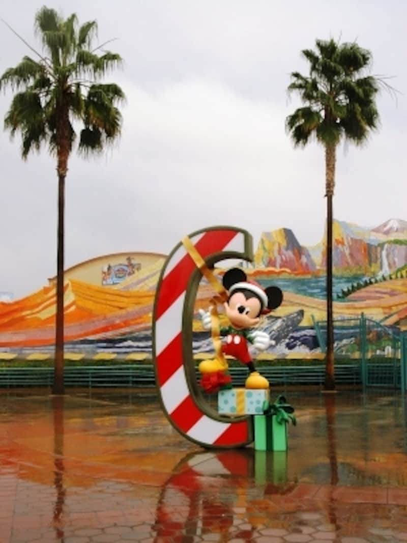 ミッキーが"C”の文字の上で待ってます！