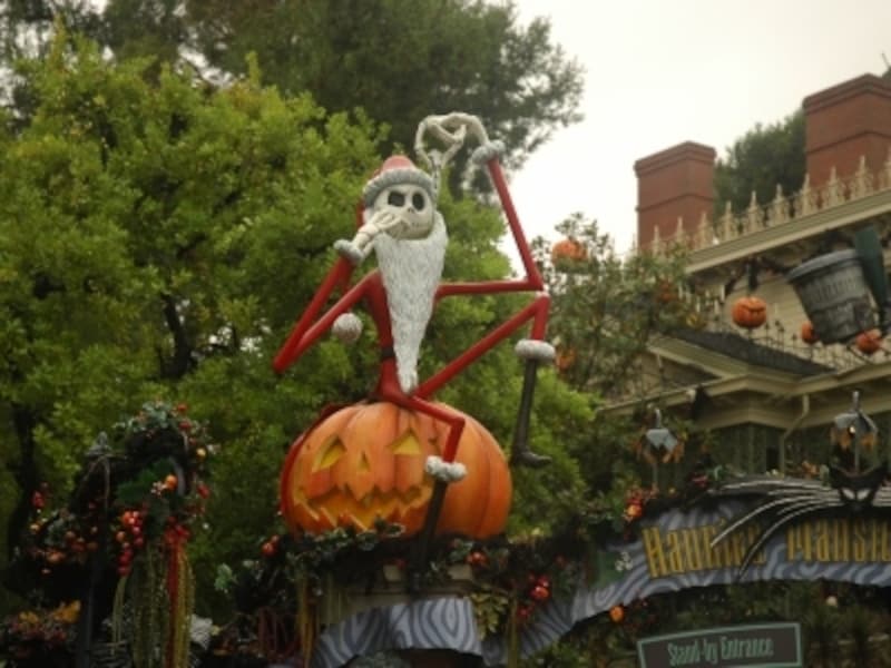 ホーンテッドマンション入り口ではジャック・スケリントンがお出迎え