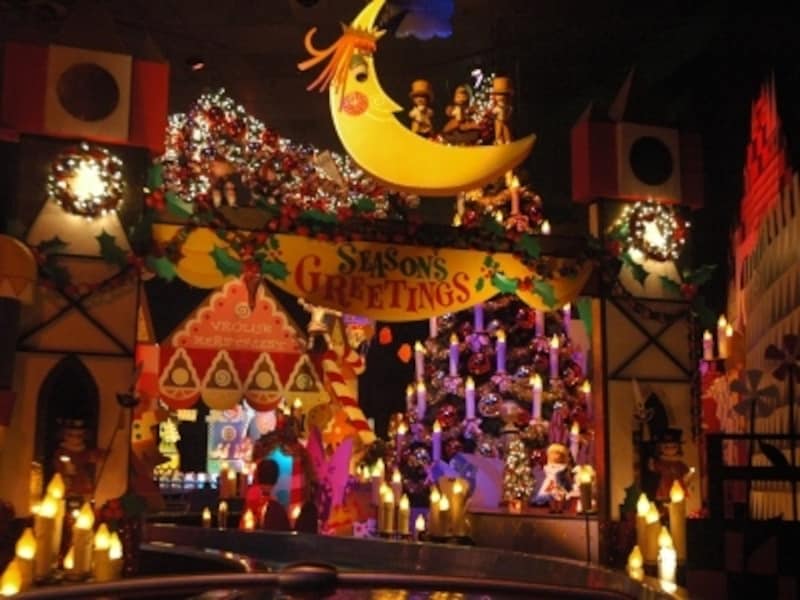 イッツ・ア・スモール・ワールドの中もクリスマスに変身！