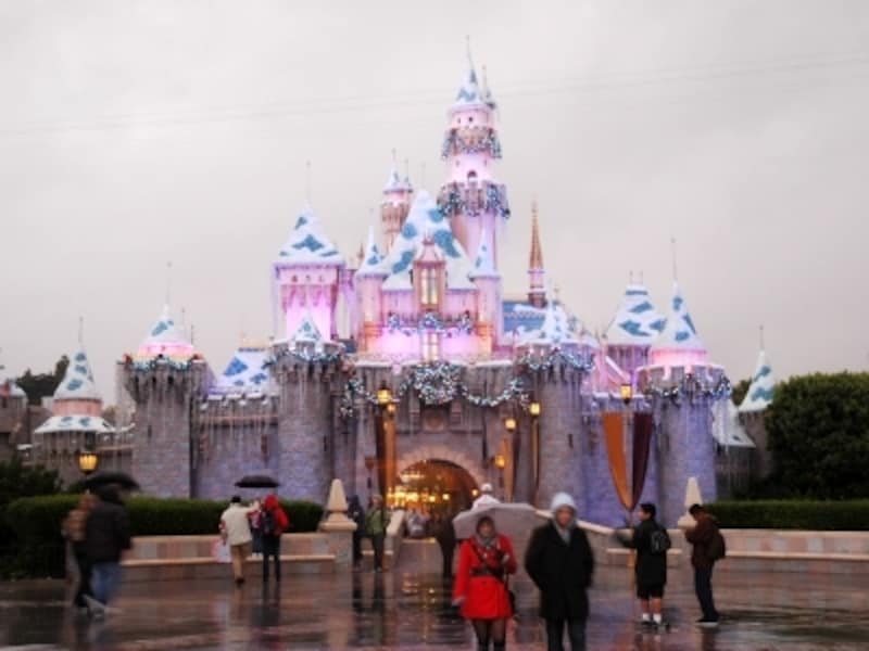 ピンクにライトアップされた眠れる森の美女のお城