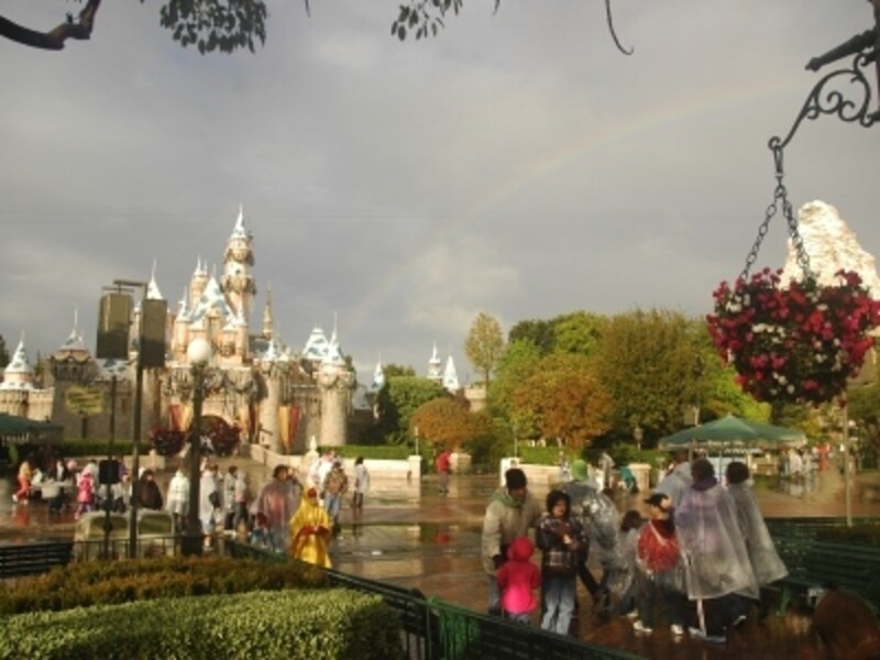 雪が降り積もったお城に虹がかかったこの日のディズニーランド