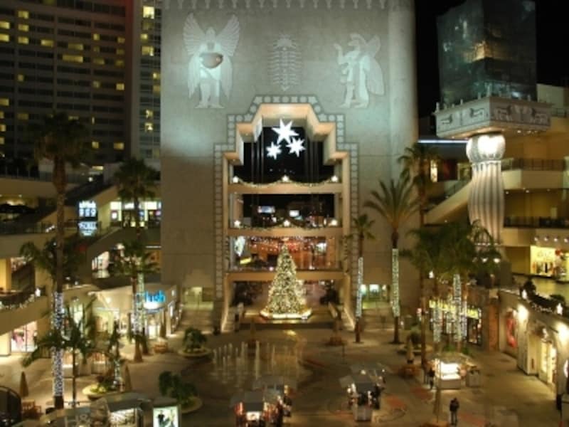 映画のセットが再現された建物の中にかわいいツリーが！