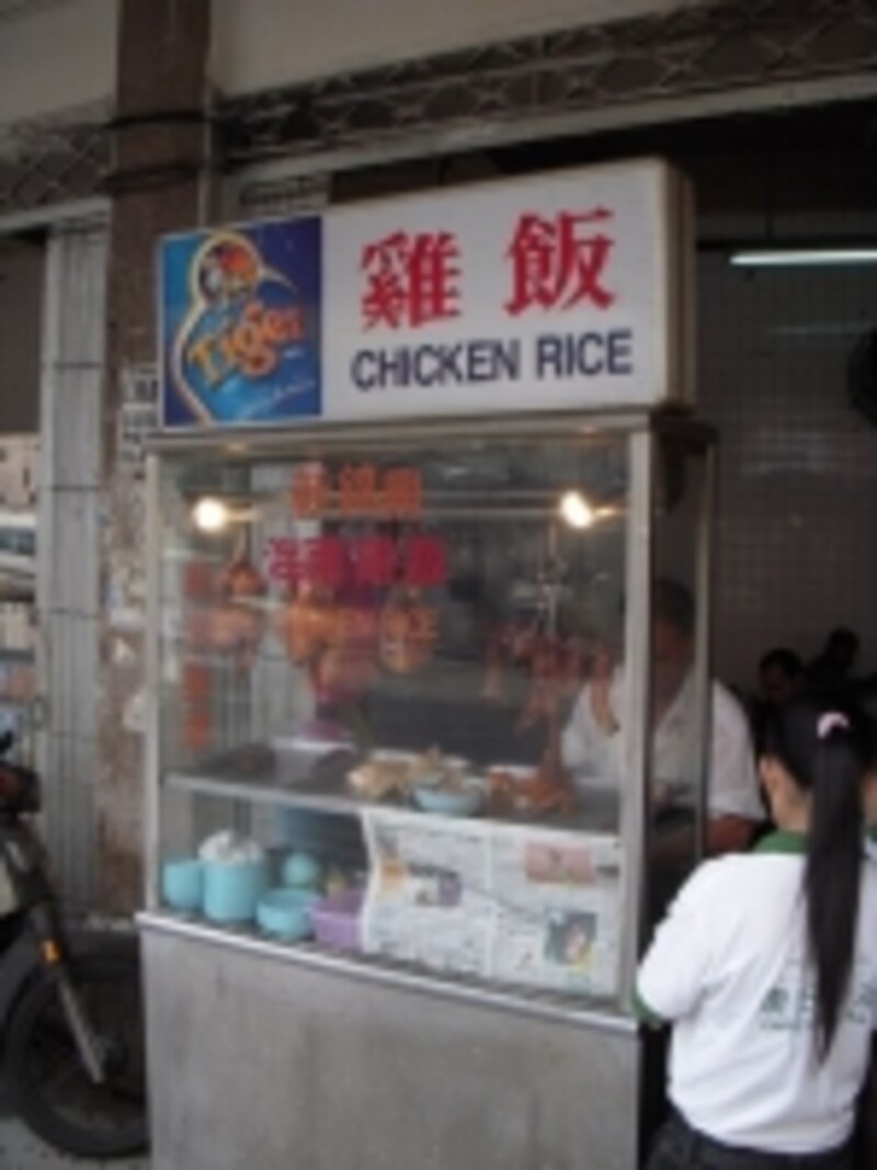 チャイナタウンのあちらこちらで見かける鶏飯（チキンライス）屋