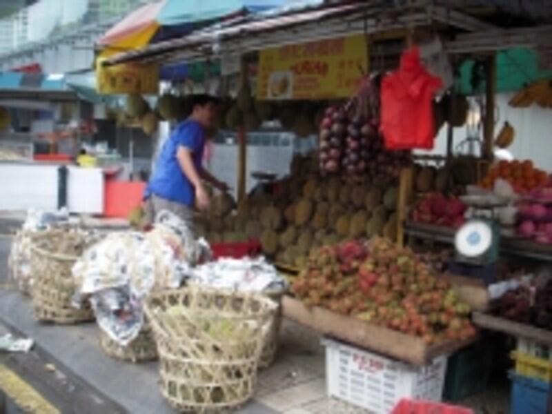 アロー通りには、さまざまな屋台が軒を連ねる。ドリアンの屋台を発見！