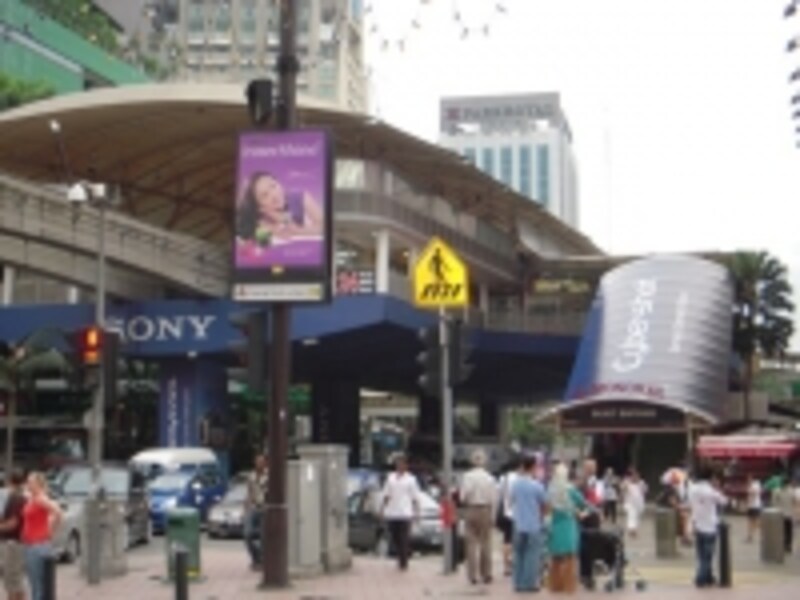 ブキッ・ビンタンにはモノレールが停車します