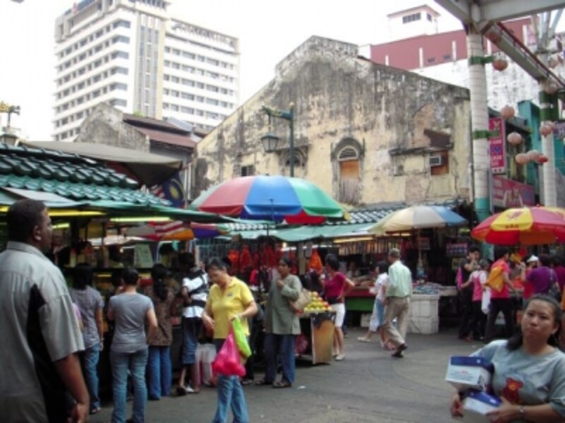 朝から日が暮れるまで多くの人で賑わうチャイナタウンは、最も活気のあるエリア
