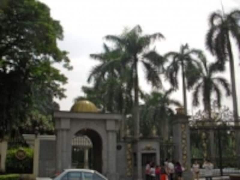 国家王権のシンボルらしく、絢爛豪華なたたずまいの王宮