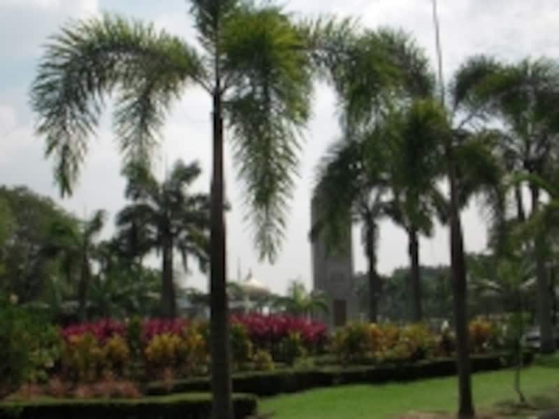 レイク・ガーデンの緑に囲まれた国家記念碑（National Monumet）