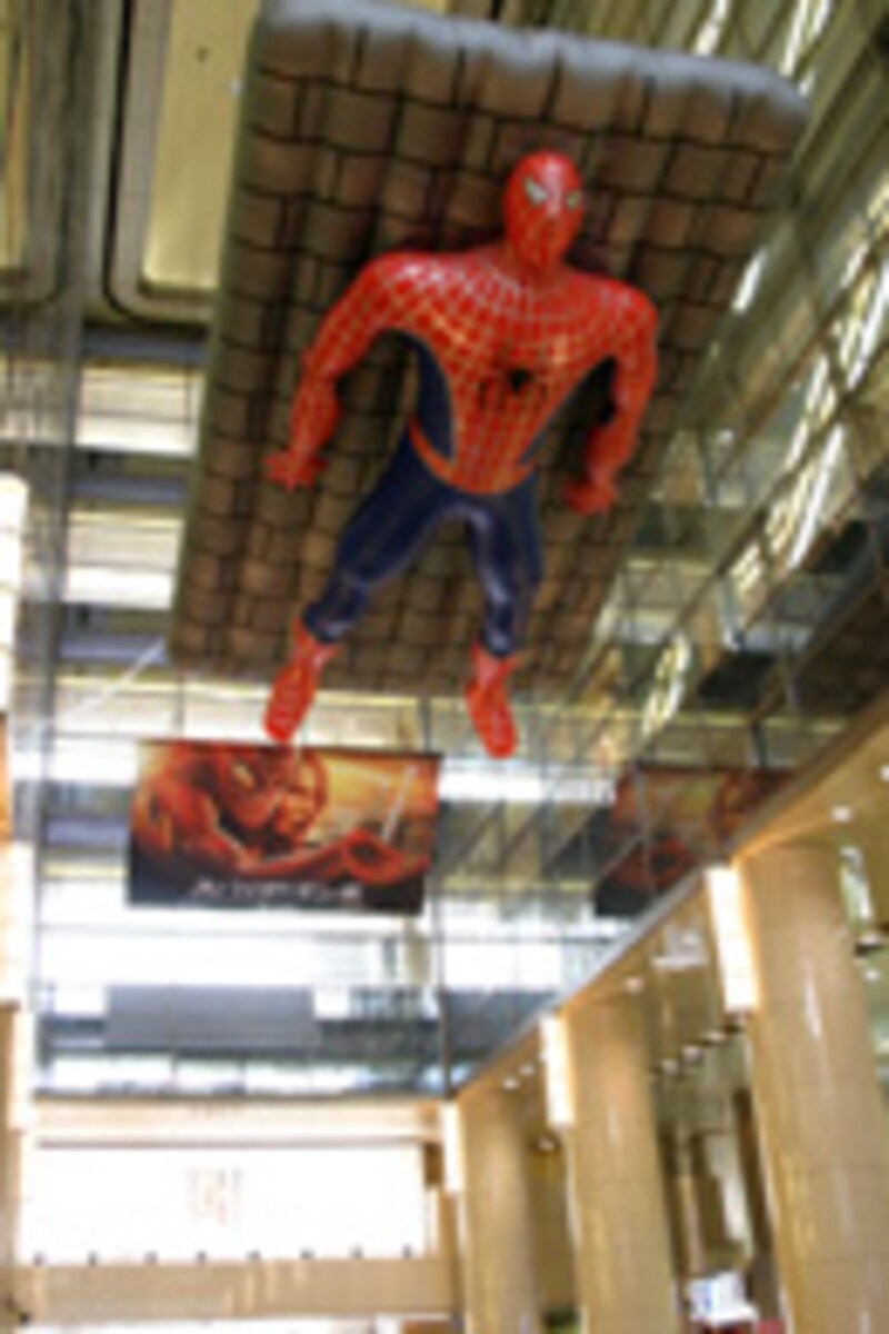『スパイダーマン2』有楽町マリオンに登場