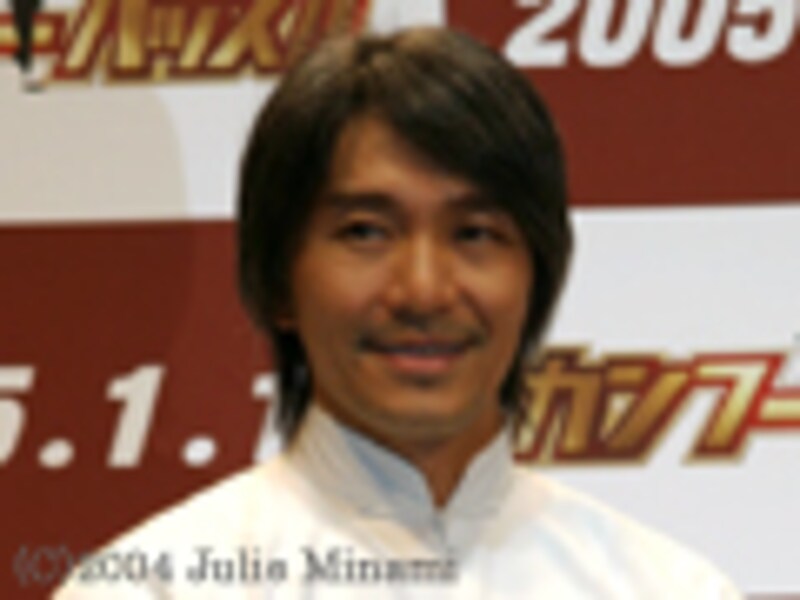 『カンフーハッスル』監督・製作・主演のチャウ・シンチーが来日、六本木ヒルズのアリーナで公開記者会見を行う