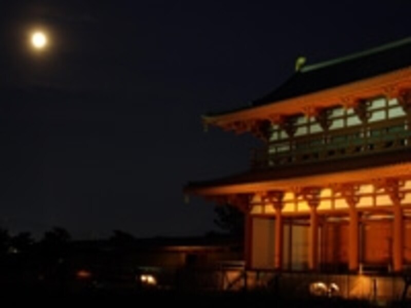 夜にはライトアップも