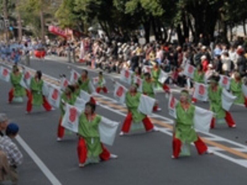 太古の衣装がパレードを盛り上げる