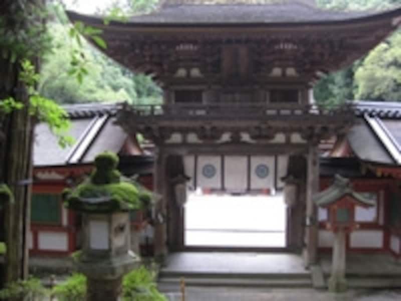 荘厳な佇まいの門がまえが象徴的