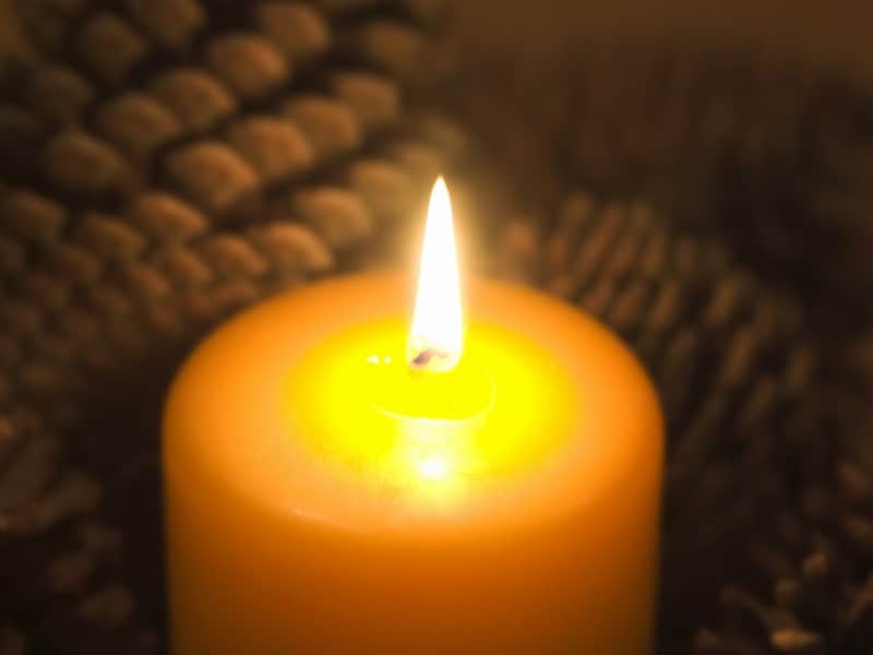 昔の寄席では、このロウソクの火を消すことが終演の合図でした