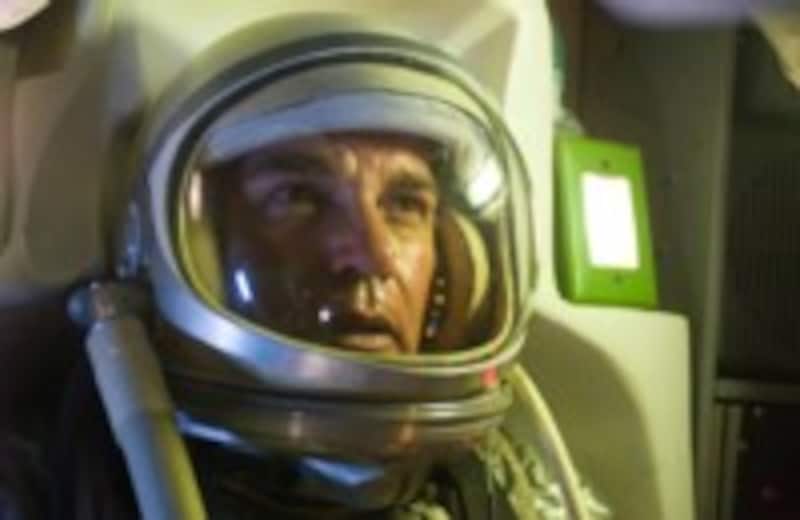 庭から昇ったロケット雲