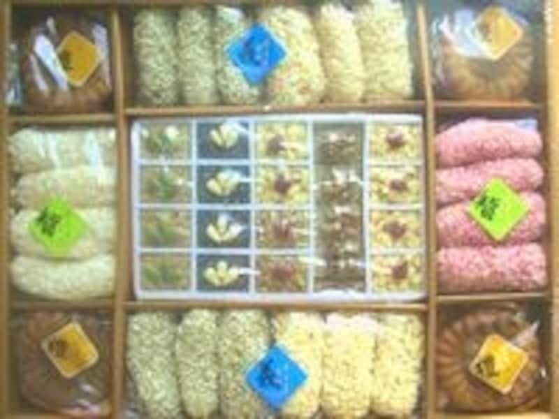 おこしのようにパリパリしたものや、しっとり甘～いものまで。特別な方へのお土産には、セットになったものをどうぞ。