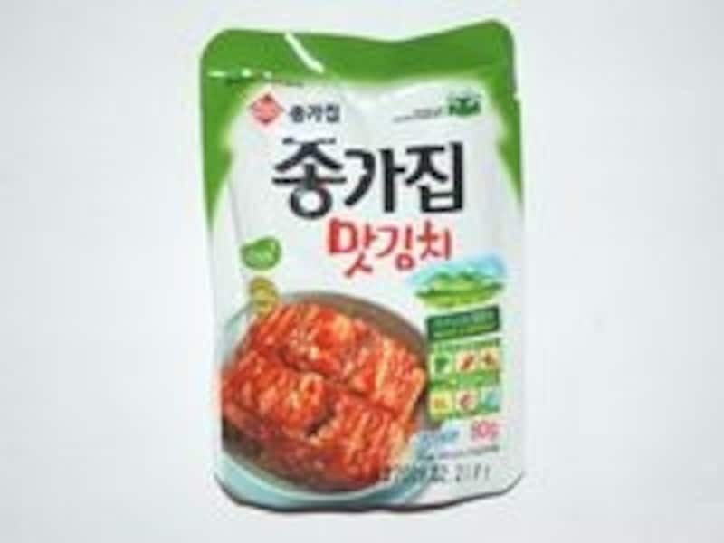 チョンカチプキムチは味も抜群。小さなパックでも売られているので持ち帰りにも便利です