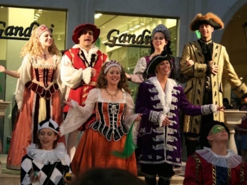 広場ではパフォーマンスが行われる