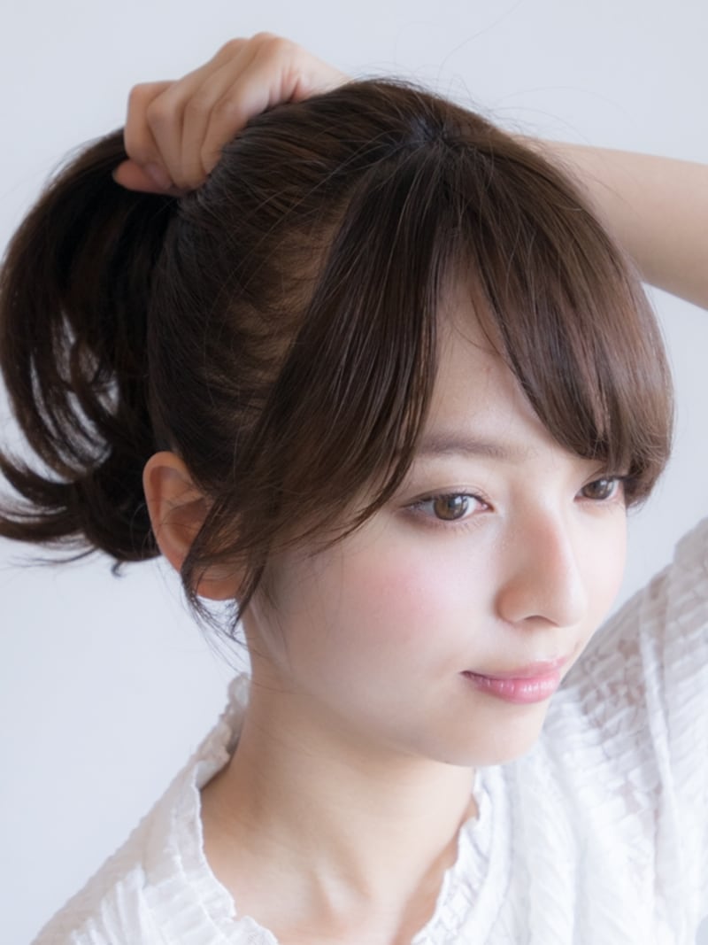 前髪と顔まわりの後れ毛を残して分けとる