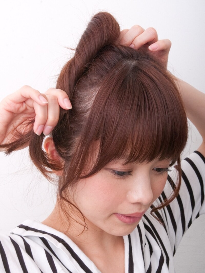 毛束をねじりながら時計回りに巻きつける