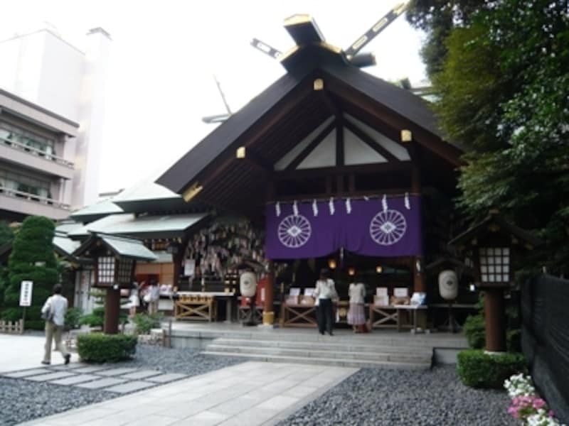 女子率の高い東京大神宮。飯田橋の他、神楽坂などからのアクセスも便利