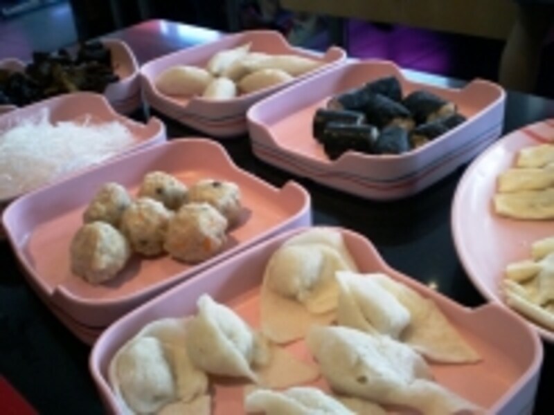 タイスキの具を注文するときのポイントは、肉や魚よりも、団子類をたくさん頼むこと。団子類は種類豊富で美味！